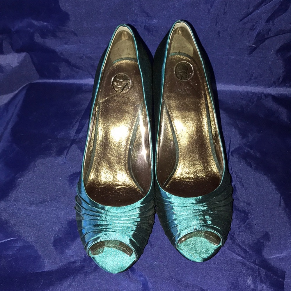 Open toe heel shoes